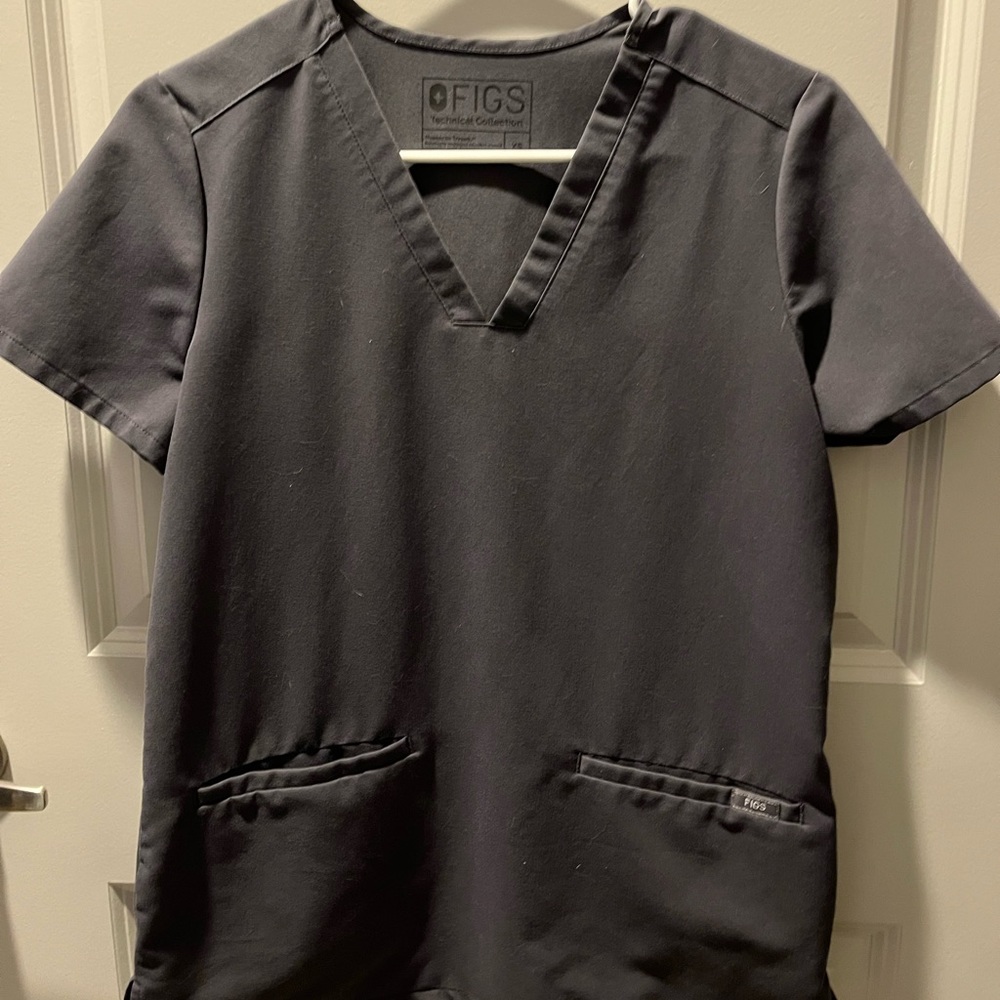 Figs scrubs XS charcoal casma three pocket top